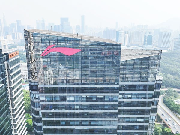 深圳李寧集團大廈丨幕墻發(fā)光字工程現場(chǎng)圖五