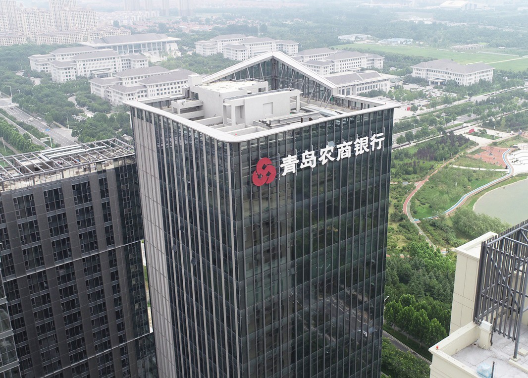 青島農商銀行大廈丨幕墻發(fā)光字工程現場(chǎng)圖五